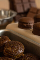 Diversos bolinhos doce feito com especiarias pronto para serem cobertos com chocolate nobre derretido
