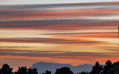 Spettacolare tramonto grigio e arancione sopra i monti dell’Appennino