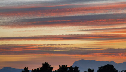 Spettacolare tramonto grigio e arancione sopra i monti dell’Appennino