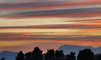 Spettacolare tramonto grigio e arancione sopra i monti dell’Appennino