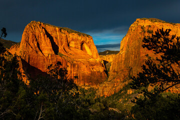Fototapeta na wymiar Red Rock Mountains Glow at Sunset in Southern Utah