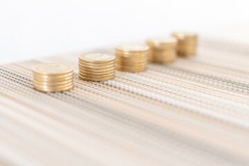 Dinero, monedas, deudas, billetes rosas y finanzas. Pesos mexicanos 