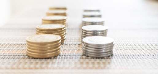 Dinero, monedas, deudas, billetes rosas y finanzas. Pesos mexicanos 