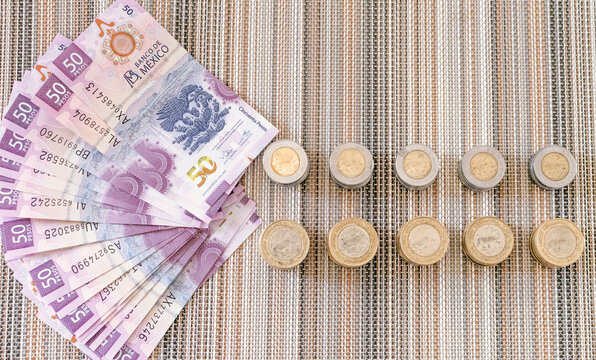 Dinero, monedas, deudas, billetes rosas y finanzas. Pesos mexicanos 