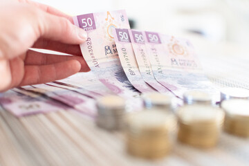 Dinero, monedas, deudas, billetes y finanzas. 