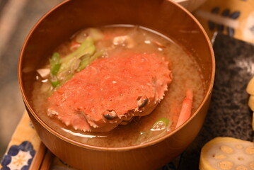 カニ一杯が入った美味しい味噌汁
