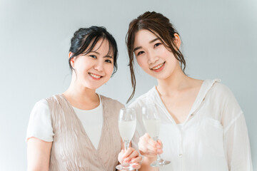 女子会・ホームパーティーでシャンパングラスで乾杯する女性（ママ友・友人・親友）  © buritora