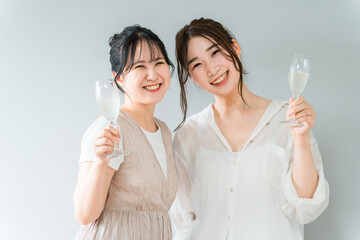 女子会・ホームパーティーでシャンパングラスで乾杯する女性（ママ友・友人・親友）  © buritora