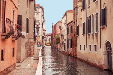 Fototapeta na wymiar Venice canal with boats in autumn 