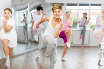 Group of boys and girls rehearsing dancehall dance in studio - 762843556