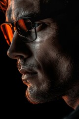 Obraz premium A man with glasses is looking at the camera