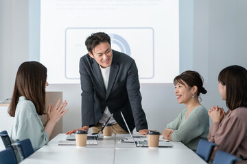 セミナー・研修・コンサルティングでディスカッションする男女のビジネスマン
