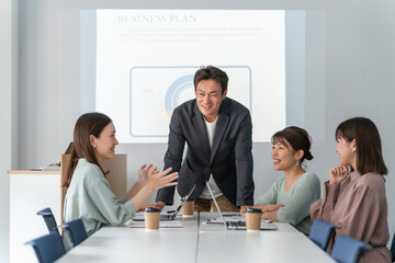 セミナー・研修・コンサルティングでディスカッションする男女のビジネスマン
