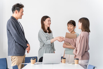 商談・打ち合わせで握手するビジネスウーマン（挨拶・自己紹介）
