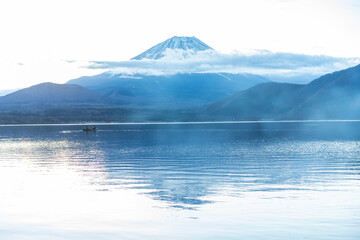 朝霧の中の富士山