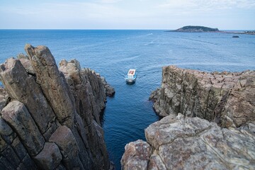 東尋坊の岩と入江に入る船