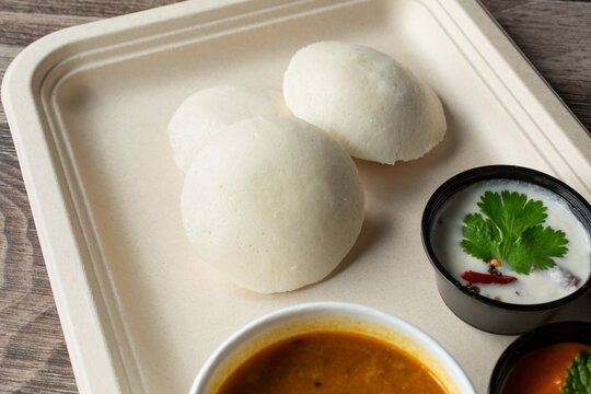A view of an appetizer tray of idli.