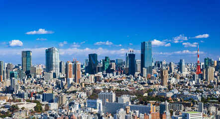 青空と東京都市風景　ワイド