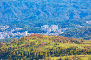 日本の風景　壮大な絶景　秋の渋峠から芳ヶ平湿地群と草津の街を望む - obrazy, fototapety, plakaty