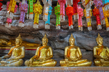 Obraz premium The gold Buddha statue in the cave at Wat Tham Khuha Sawan, Khong Chiam district, Ubon Ratchathani, Thailand