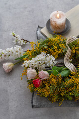 ミモザのリースと春の花　花とキャンドル