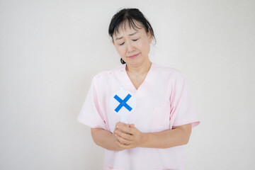 バツを持ったスクラブ女性