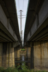 見上げる鉄道橋