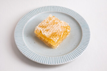 皿にのせた巣蜜