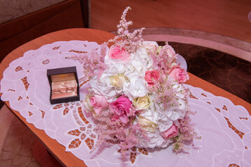 Bridal bouquet with pink roses, model of 2024 and wedding rings