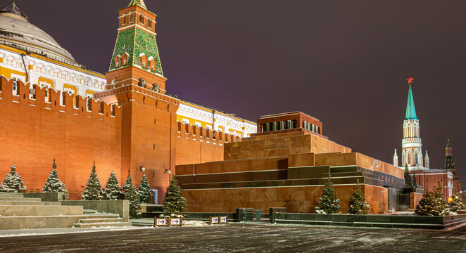 Lenin's Mausoleum from 1953 to 1961 Lenin's and Stalin's Mausoleum.translate lenin 