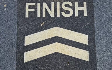 Gardinen finish sign on asphalt © Jam-motion