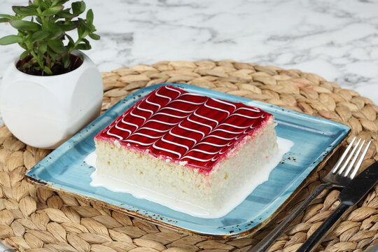 trile&ccedil;e dessert with raspberry sauce