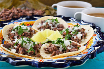メキシコのバルバコアの牛肉のタコス（ビーフタコス）と牛肉のバルバコアとバルバコアのコンソメ
Mexican barbacoa beef tacos　(Tacos de barbacoa de res),beef barbacoa and consommé (consomé de barbacoa)

