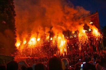 奈良　東大寺のお水取り　籠松明