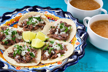 メキシコのバルバコアの牛肉のタコス（ビーフタコス）とバルバコアのコンソメ
Mexican barbacoa beef tacos (Tacos de barbacoa de res) and consommé (consomé de barbacoa)
