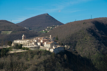 View of Sellano medieval town famous for tibetan bridge in Umbria, Italy - 762997523
