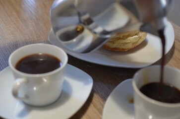 selbstgekochten Espresso eingießen mit Berliner Krapfen