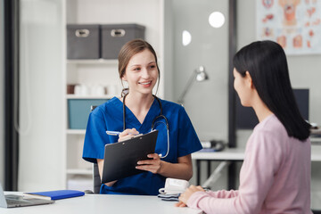 Obraz premium Depression Asian female patient talking with psychiatrist in doctor office Let's talk about the results of the health examination at the clinic.