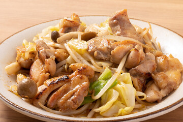 鶏肉の野菜炒め（鶏もも肉　キャベツ　もやし　しめじ）