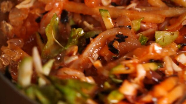 살얼음이 가득한 시원한 육수를 회와 채소 위에 부어 매콤새콤한 물회 완성