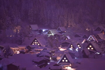 岐阜県の白川郷の雪の日の夜