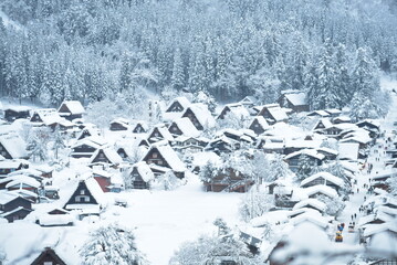 Fototapeta na wymiar 岐阜県の白川郷の雪の日の夜