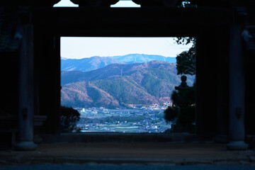 お寺の門越しに見える風景