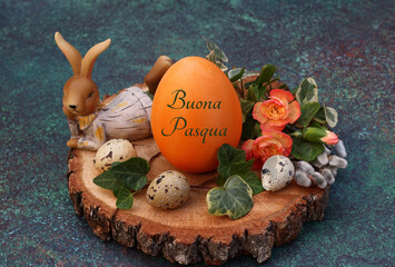 Biglietto d'auguri Buona Pasqua: Decorazione pasquale con uovo di Pasqua etichettato.