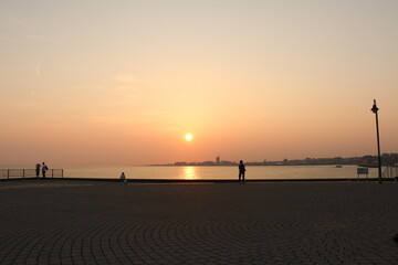 夕日と海