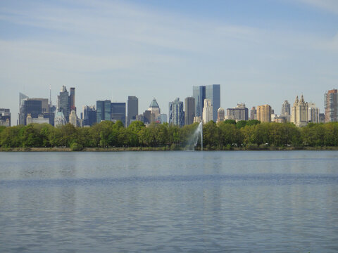 Central Park reservoir fontaine New York City skyline blue sky Manhattan USA