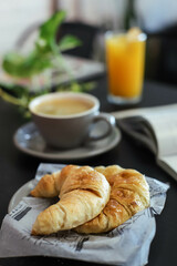 Desayuno con café, jugo y medias lunas
