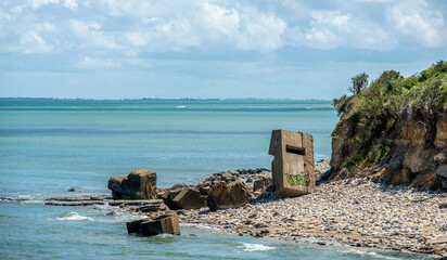 Bunkers démantelés par la force des vagues sur la pointe de Chassiron, île d'Oléron, à Saint-Denis-d'Oléron, Charente-Maritime, France