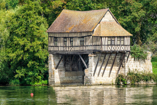 Wahrzeichen von Vernon in der Normandie: Alte Mühle an der Seine