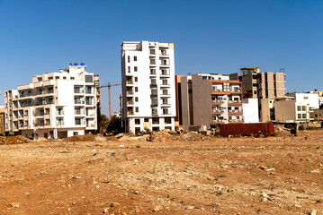 immeubles en construction dans un quartier périphérique de la ville de Dakar au Sénégal en...